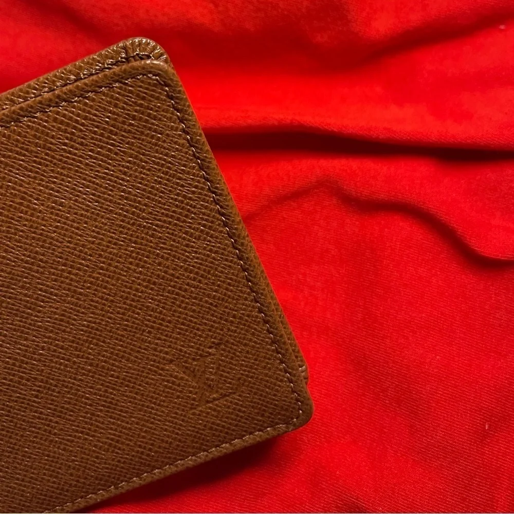 AUTHENTIC LV Taiga Card Holder VG-E condition
